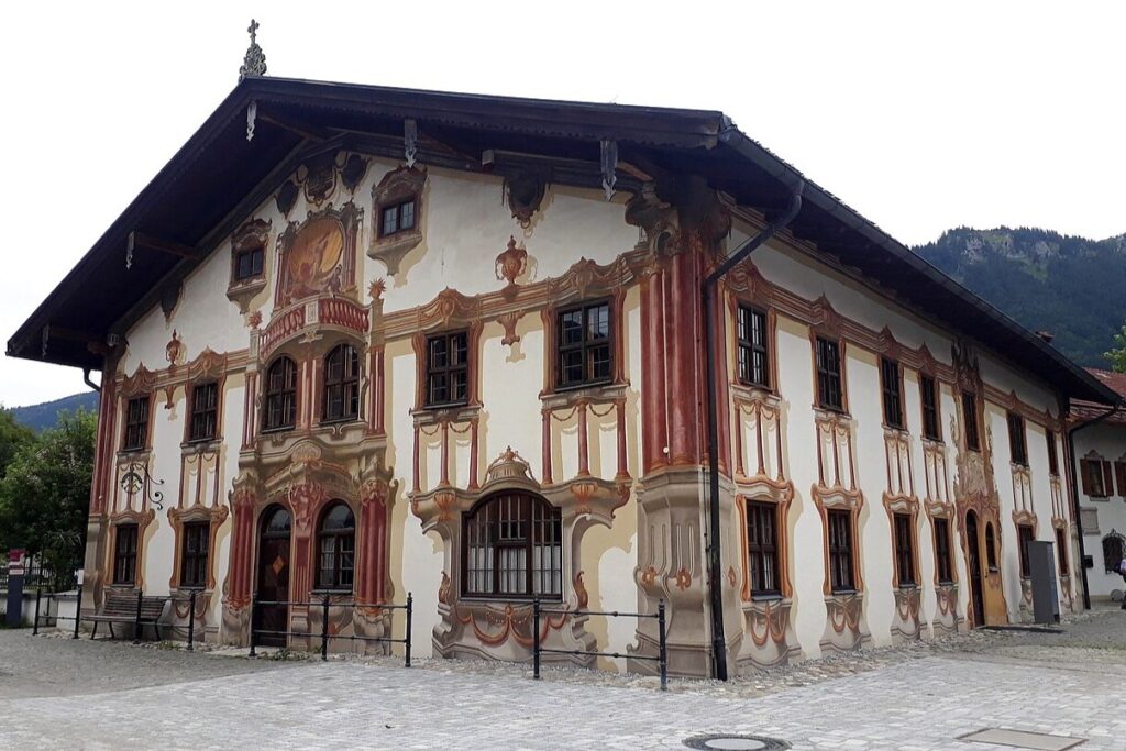 Pilatushaus in Oberammergau with detailed Lüftlmalerei façade – Neuschwanstein Castle Tour from Munich