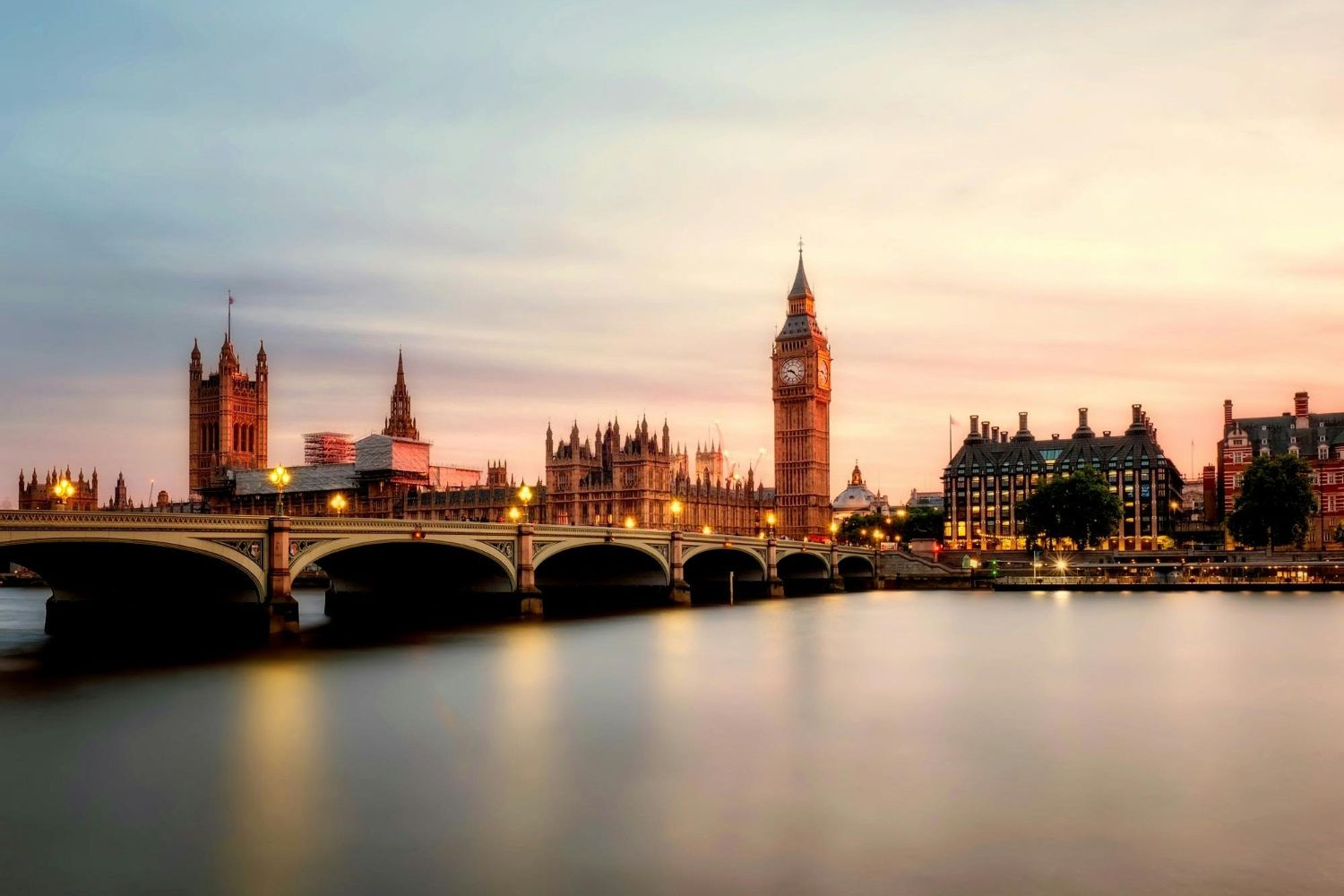 Read more about the article Discover London from the Thames: A Journey from Westminster to Greenwich