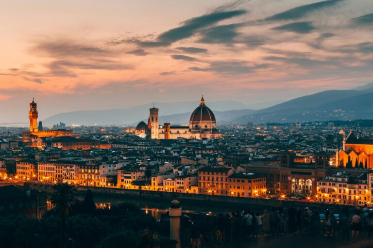 Sunset view of Florence skyline with Duomo and Palazzo Vecchio — Florence travel guide
