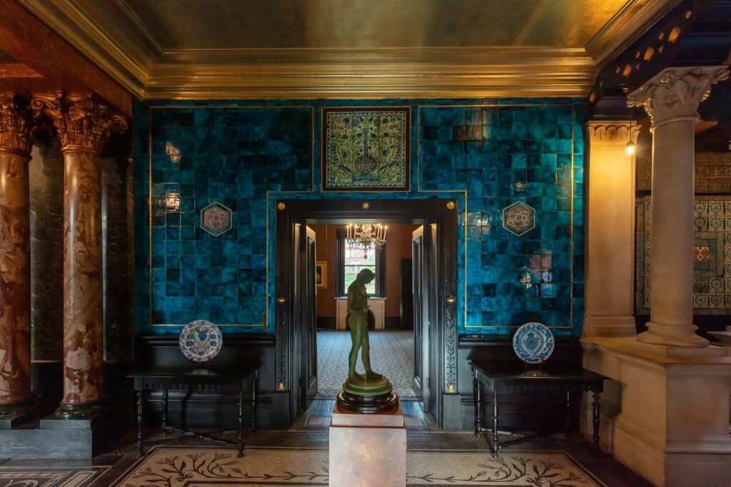 Leighton House interior with Islamic tiles and classical sculpture – an offbeat thing to do in London for curious travellers interested in art and architecture.