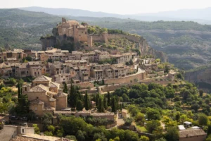 Read more about the article The “Anti-Tourist” Guide to Alquézar: Where to Stay for Rock Climbers