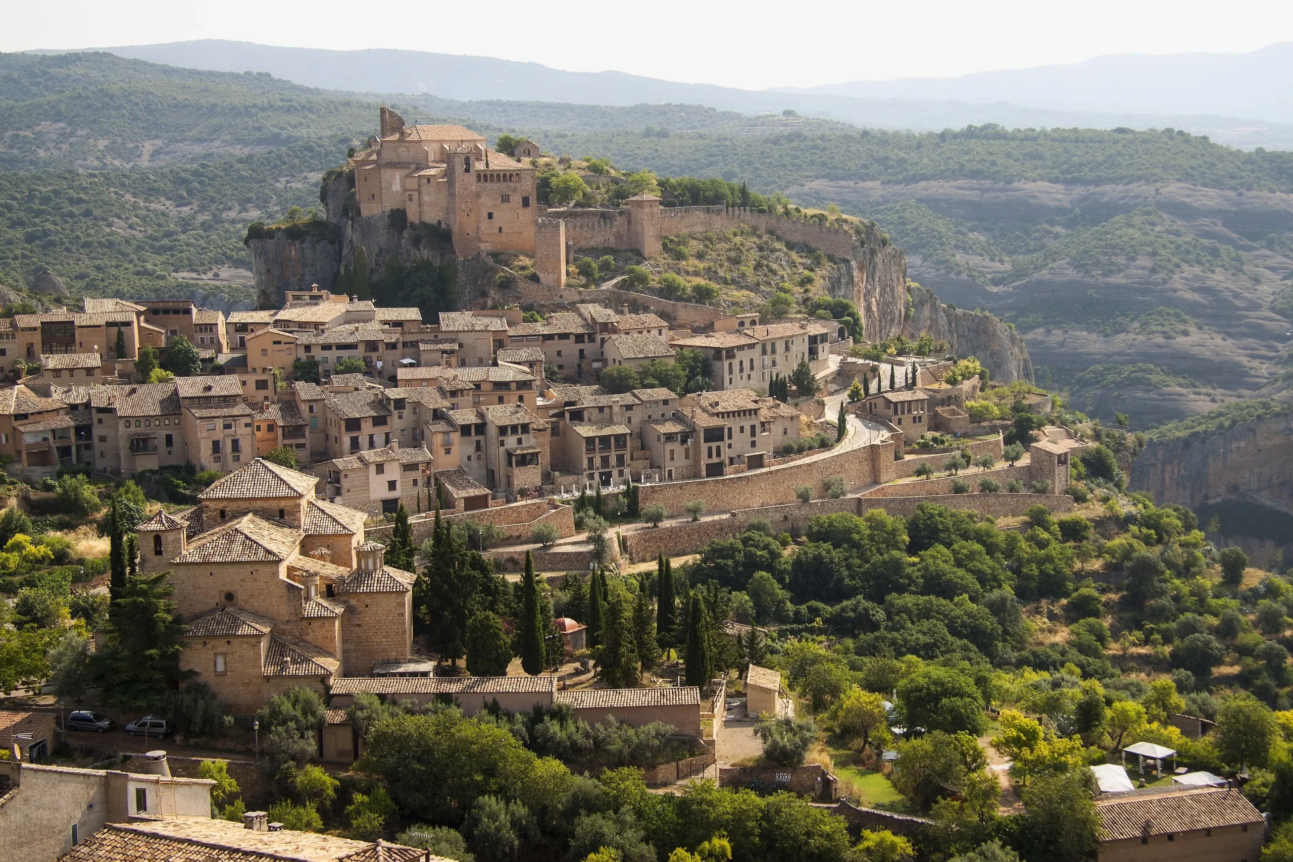 You are currently viewing The “Anti-Tourist” Guide to Alquézar: Where to Stay for Rock Climbers