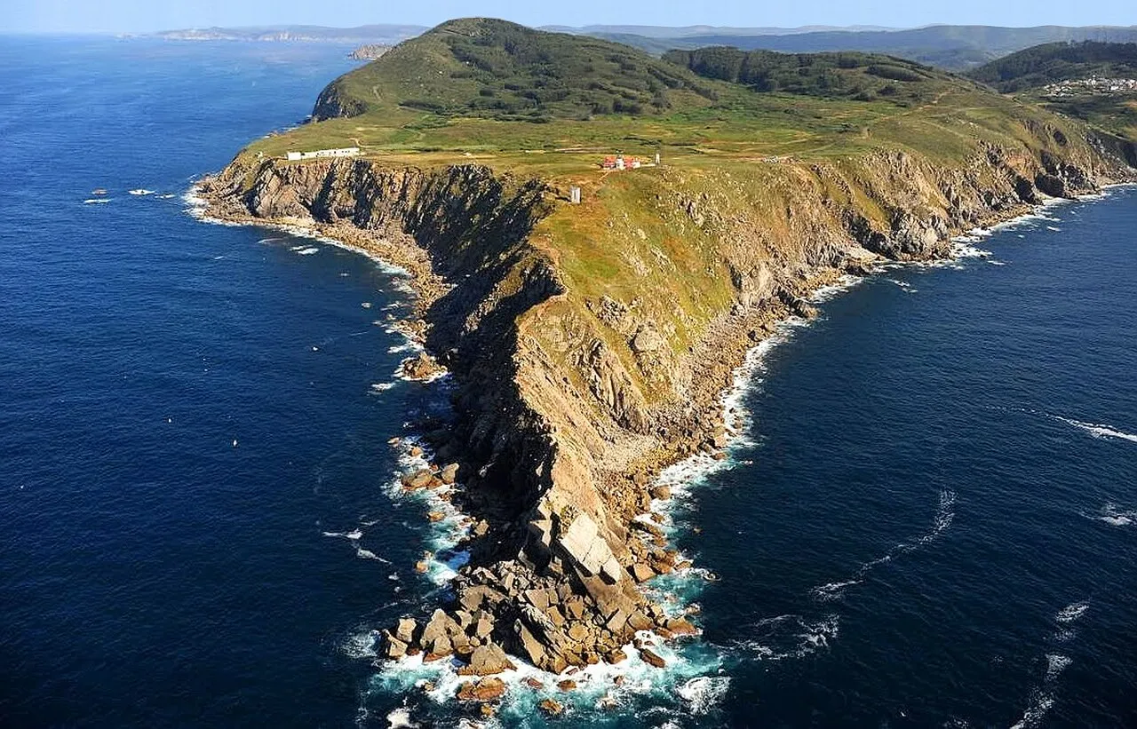 You are currently viewing Finding the Hidden Beaches of Northern Galicia: A Road-Trip Guide