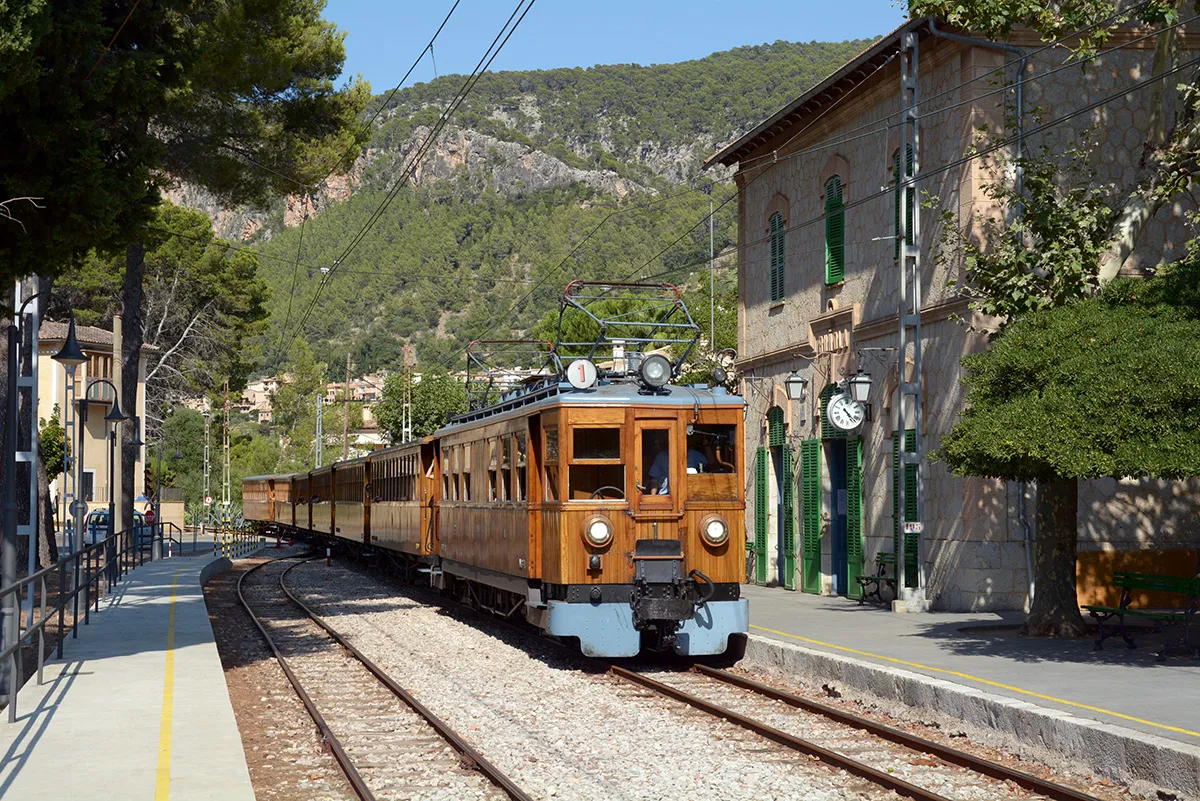 Read more about the article How to Navigate the Transport Hubs of the Balearic Islands