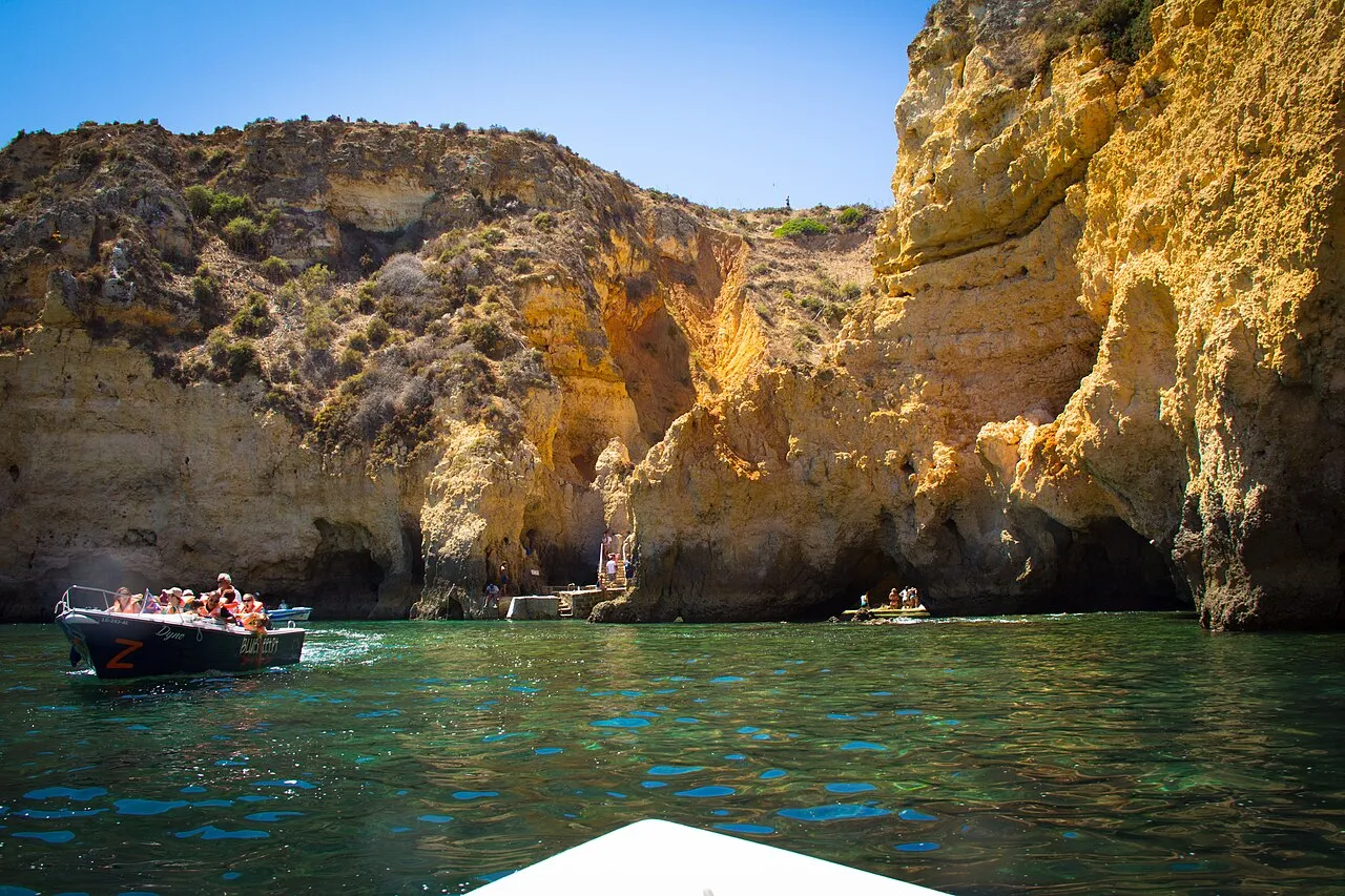 You are currently viewing How to Find Private Boat Charters in the Algarve’s Hidden Caves