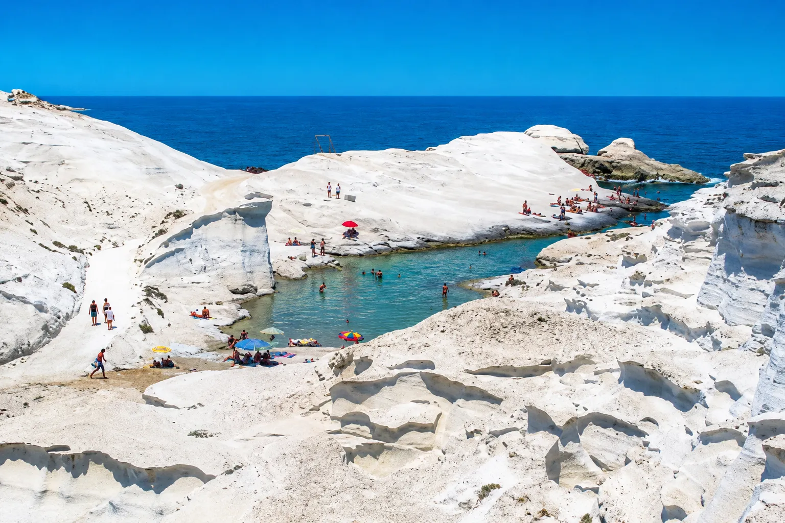 You are currently viewing The Logistics of Reaching the Hidden Beaches of Milos
