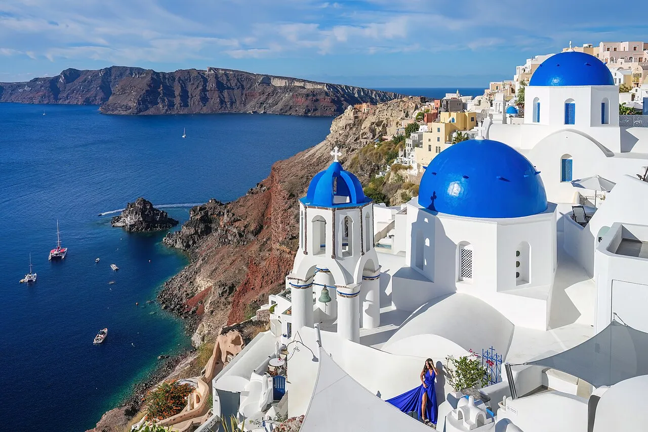 You are currently viewing Why You Shouldn’t Stay in Central Santorini: A Quiet-Seeker’s Guide